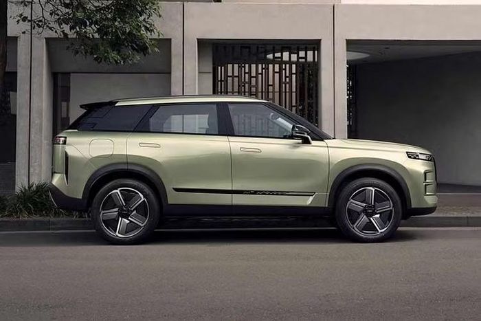 Cụ thể, Jaecoo J7 PHEV AWD 2026 mới được trang bị động cơ 4 xi-lanh, tăng áp, dung tích 1.5L với công suất tối đa 103 mã lực và mô-men xoắn cực đại 215 Nm. Hai con số tương ứng của mô-tơ điện là 204 mã lực và 210 Nm.