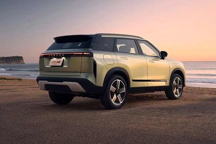 So với Jaecoo J8 và Omoda C9 PHEV cũng sử dụng AWD, phiên bản dẫn động bốn bánh của J7 PHEV khác với ở chỗ vẫn giữ hệ thống Super Hybrid System-Plug-in Hybrid (SHS-P) có công suất thấp hơn. Điều đó có nghĩa là xe sử dụng hộp số hybrid chuyên dụng một cấp (DHT) thay vì loại 3 cấp như hai mẫu xe kể trên.