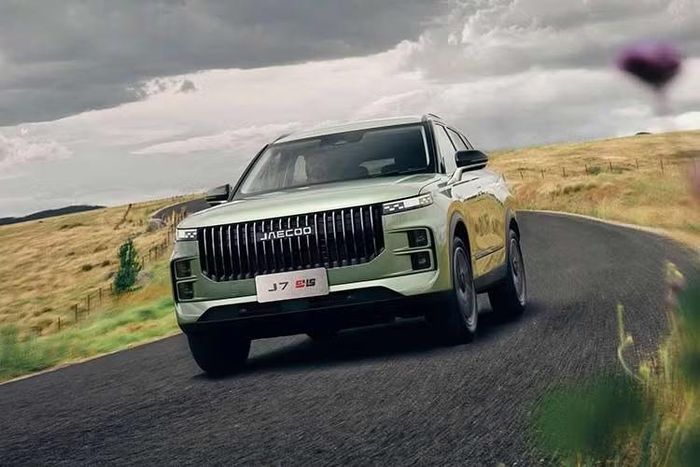 Cùng ngày Geely giới thiệu Starray EM-i AWD, thương hiệu Jaecoo của tập đoàn Chery cũng ra mắt phiên bản dẫn động bốn bánh của mẫu xe hybrid sạc điện J7 PHEV. Một lần nữa, mẫu xe này sẽ ra mắt đầu tiên tại thị trường Úc và được đưa đến các showroom trong tháng này.