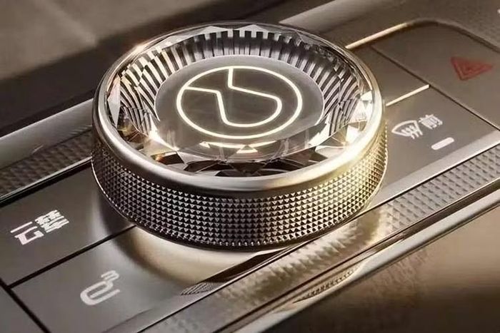 Tất nhiên, xe cũng hỗ trợ công nghệ sạc siêu nhanh mới của BYD, cho phép sạc từ 10% lên 97% chỉ trong 9 phút trong điều kiện nhiệt độ thông thường. Ngay cả khi nhiệt độ xuống mức thấp vào mùa đông, thời gian sạc pin cũng chỉ dài hơn 3 phút.