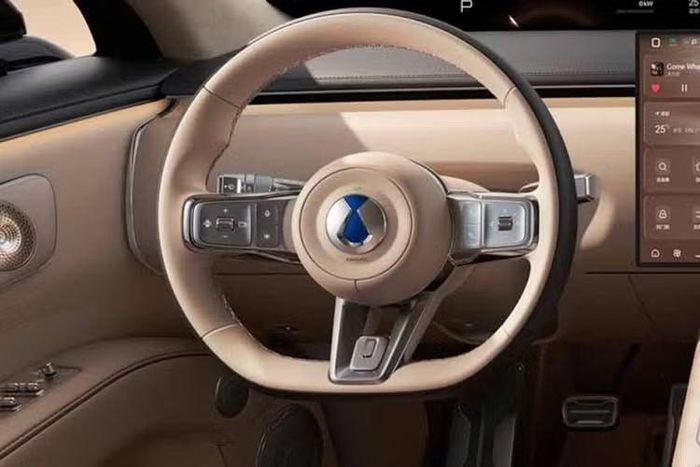 Denza N8 là mẫu SUV 5 chỗ với kích thước dài x rộng x cao lần lượt 5.150 x 1.999 x 1.820 mm và chiều dài cơ sở 3.075 mm. Xe duy trì ngôn ngữ thiết kế mới nhất của thương hiệu Denza với đèn pha hai tầng, tay nắm cửa bán ẩn và cụm đèn hậu thanh mảnh, nằm song song với nhau trên cửa cốp.