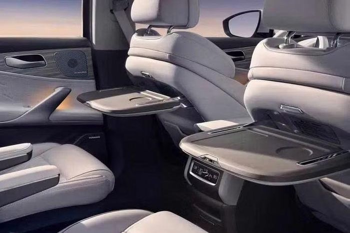 Chưa hết, BYD Denza N8 còn có 2 tùy chọn pin LFP với dung lượng lần lượt 105,792 kWh và 130,15 kWh. Phạm vi hoạt động của xe dao động từ 800-1.008 km, không thua kém ô tô dùng động cơ đốt trong.