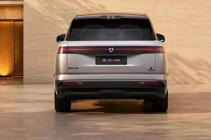 Bên cạnh đó, Denza N8 cũng không sử dụng màn hình đặt nổi có thể xoay truyền thống vốn phổ biến trên nhiều mẫu xe thuộc hệ sinh thái BYD. Thay vào đó, xe sở hữu màn hình cỡ lớn 30 inch, tương tự nhiều mẫu SUV khác như Lynk & Co 900, Geely Galaxy M9 và Li Auto L9. Táp-pi cửa của xe kết hợp tay nắm cửa thông thường với các nút bấm điều khiển điện.