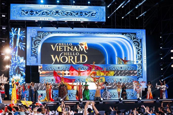 Dances of the World là một trong những hoạt động của Miss World lần thứ 73 tại Việt Nam. Sân khấu ngoài trời có chiều dài hơn 110 m, được bố trí nhiều lớp để phục vụ phần đồng diễn của 111 thí sinh.