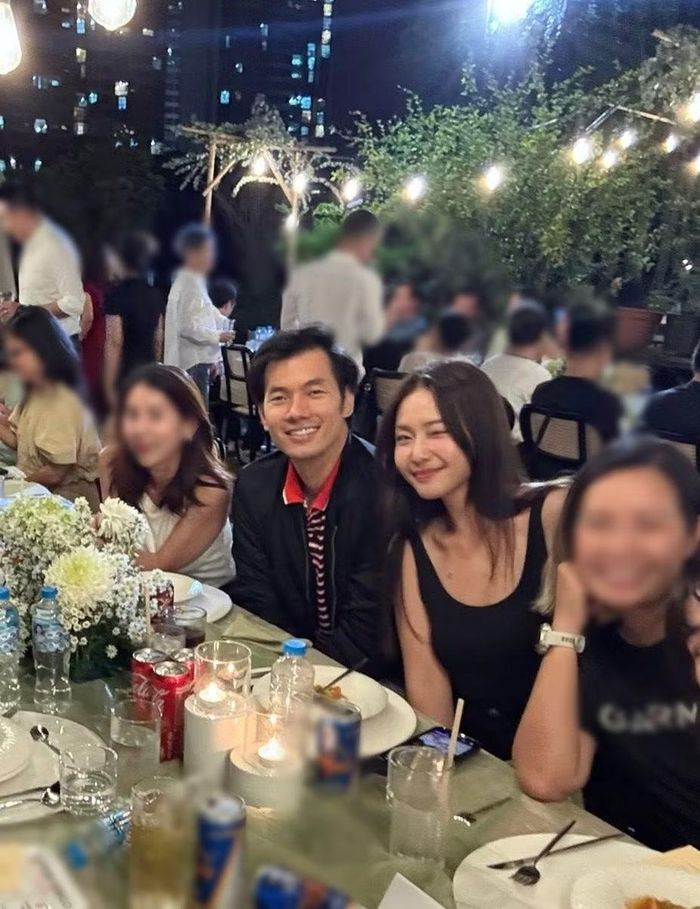Không chỉ gặp nhau tại các sự kiện, Khả Ngân và Nhan Phúc Vinh còn góp mặt trong các buổi tụ họp cùng bạn bè. Cả hai ngồi cạnh nhau, thoải mái chụp ảnh trong không gian đời thường. Ảnh: FB Khả Ngân.