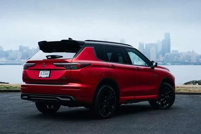 Về trang bị an toàn, Mitsubishi Outlander thế hệ mới được kỳ vọng tiếp tục có hệ thống hỗ trợ lái xe nâng cao (ADAS), nhưng danh sách trang bị cụ thể dành cho Việt Nam chưa được công bố.