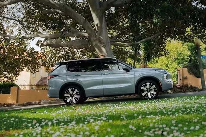 Việc đưa Outlander thế hệ mới trở lại thị trường được xem là bước đi nhằm củng cố lại dải sản phẩm của thương hiệu Nhật Bản. Tại Việt Nam, mẫu xe này tiếp tục cạnh tranh ở nhóm SUV hạng C, nơi đang có sự hiện diện của nhiều đối thủ lớn như: Honda CR-V, Mazda CX-5, Ford Territory hay Hyundai Tucson.