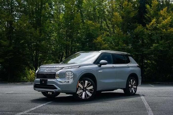Trong khuôn khổ sự kiện giới thiệu dòng xe Pajero thế hệ mới diễn ra tại Nhật Bản, ông Tomoki Yanagawa - Tổng Giám đốc Mitsubishi Motors Việt Nam đã xác nhận kế hoạch ra mắt Outlander thế hệ mới ở thị trường trong nước. Theo thông tin ban đầu, mẫu SUV cỡ C này sẽ được giới thiệu trong năm nay với cấu hình trang bị động cơ mild hybrid.