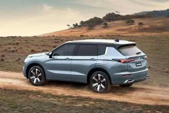 Ở thế hệ mới, Mitsubishi Outlander sở hữu kích thước tổng thể với chiều dài 4.710 mm, rộng 1.862 mm, cao 1.740 mm và chiều dài cơ sở đạt 2.706 mm, đi cùng khoảng sáng gầm xe khoảng 210 mm. Các thông số này đều gia tăng đáng kể so với thế hệ trước đó. Xe tiếp tục duy trì kết cấu 3 hàng ghế dạng 5+2, trong đó hàng ghế thứ ba có khả năng gập phẳng để mở rộng không gian chứa đồ.