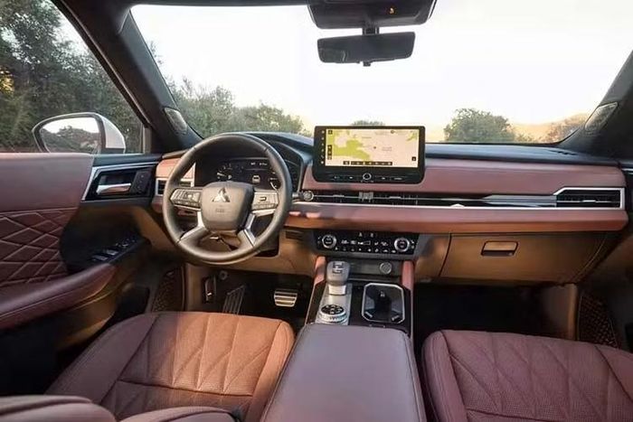 Bên trong khoang cabin, mẫu SUV cỡ C này được tích hợp nhiều trang bị hiện đại như: màn hình cảm ứng trung tâm 12,3 inch kết nối Apple CarPlay/Android Auto không dây, bảng đồng hồ kỹ thuật số, màn hình hiển thị thông tin trên kính lái (HUD), đế sạc không dây, hệ thống âm thanh Yamaha, điều hòa tự động 3 vùng độc lập và cửa sổ trời toàn cảnh.