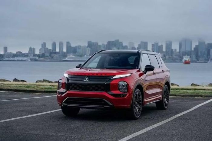 Thời điểm Mitsubishi Outlander 2026 chào sân thị trường Việt Nam hiện chưa được công bố cụ thể, chi tiết các phiên bản cũng như mức giá phân phối dự kiến vẫn chưa được phía đại diện hãng công bố nhưng dự định sẽ vào tháng 10 năm nay.