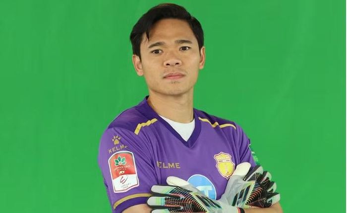 Với thủ môn, thời gian kiểm soát bóng bằng tay được giới hạn tối đa 8 giây. Trọng tài sẽ đếm ngược trong 5 giây cuối và nếu thủ môn giữ bóng quá thời gian, đối phương có thể được hưởng phạt góc. Ảnh: Internet.