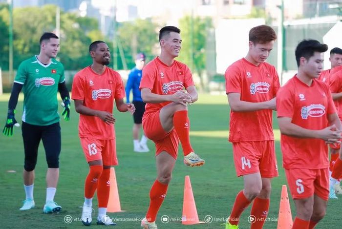 Theo SuperBall, sự góp mặt của Quang Vinh và Adou Minh sẽ giúp HLV Kim Sang-sik tăng chiều sâu đội hình khi Việt Nam nằm cùng bảng với Thái Lan, Philippines và Pakistan tại FIFA ASEAN Cup 2026. Ảnh: VFF.