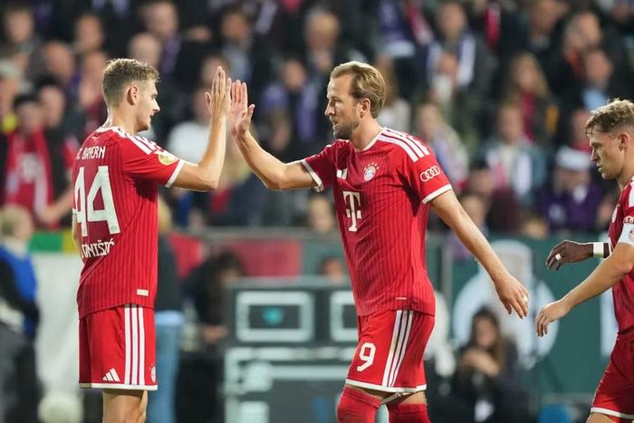 Harry Kane ăn mừng cú đúp bàn thắng góp công lớn giúp Bayern Munich ngược dòng 4-1. Ảnh: AP.