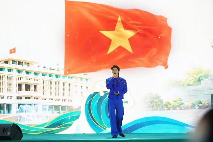 Ca sĩ Tiêu Minh Phụng mang đến những ca khúc đậm chất miền Tây với phong cách hiện đại.