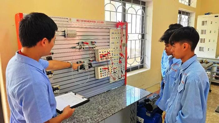 Thầy và trò Trường Trung cấp nghề Nga Sơn trong giờ học nghề Kỹ thuật điện. Ảnh: NTCC