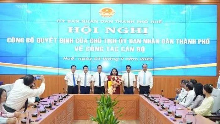 Bà Trần Thị Hoài Trâm nhận quyết định giữ chức vụ Giám đốc Sở Ngoại vụ TP Huế.