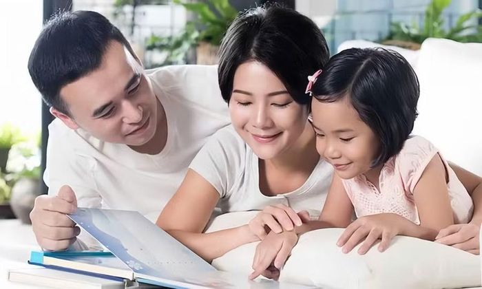 Cha mẹ lắng nghe và đối thoại được nhiều chuyên gia xem là nền tảng của phương pháp nuôi dạy tích cực. Ảnh minh họa