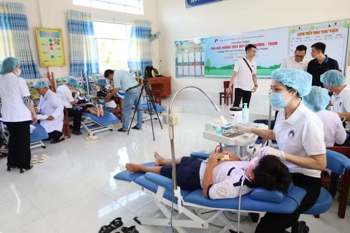 Học sinh tham gia khám sức khỏe.