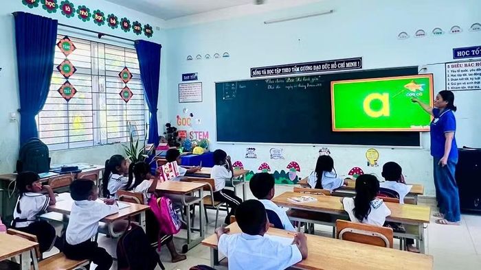 Giáo viên Trường Tiểu học Mỹ Thạnh hướng dẫn học sinh học đọc bảng chữ cái.