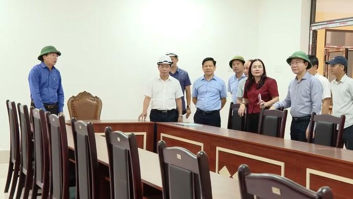 Lãnh đạo tỉnh kiểm tra bên trong các khối nhà chuẩn bị vận hành.