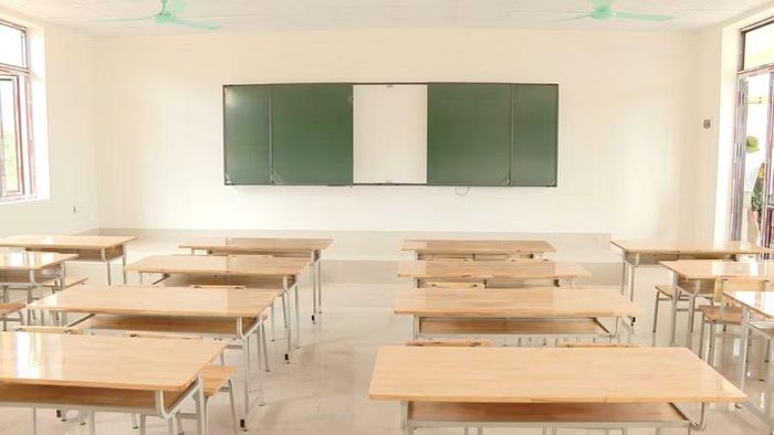 Nhà thầu lắp đặt các thiết bị bàn ghế học tập.