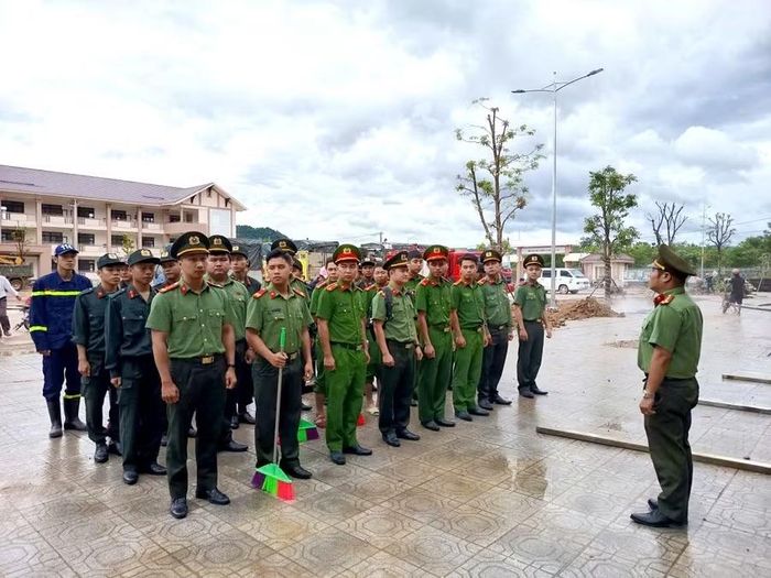 Các đoàn viên, thanh niên Công an TP Huế tập trung chuẩn bị.