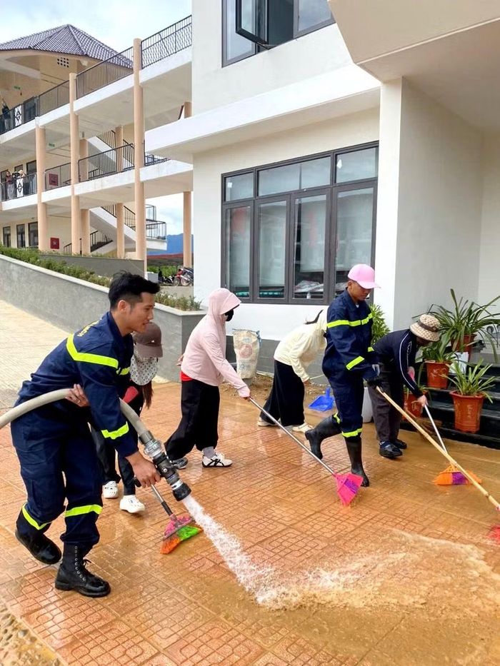 Phun rửa nước các khu vực bẩn.