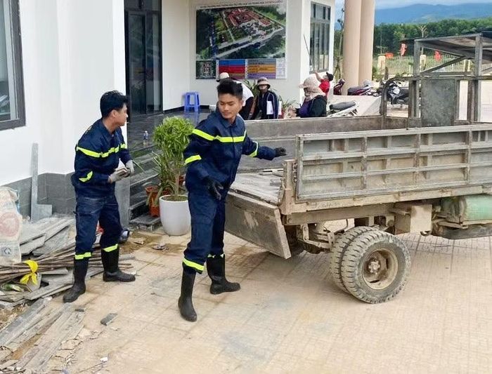 Các chiến sĩ dọn dẹp khẩn trương.