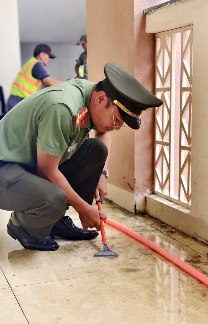Cạo xi măng thừa bị đọng lại ở sàn gạch.