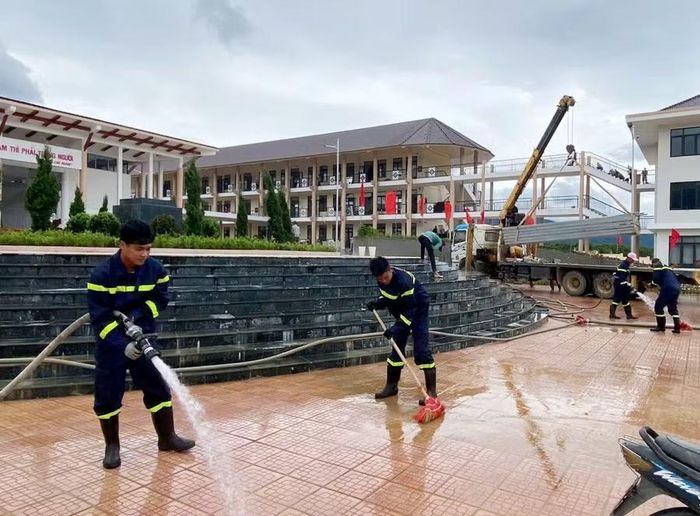 Khuôn viên 2 trường học đã sạch đẹp sau 2 ngày dọn vệ sinh cật lực của tuổi trẻ Công an TP Huế.