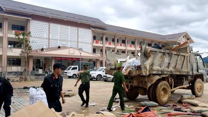 Rác thải, phế liệu từ việc xây dựng còn ngổn ngang nhiều nơi tại khuôn viên trường.