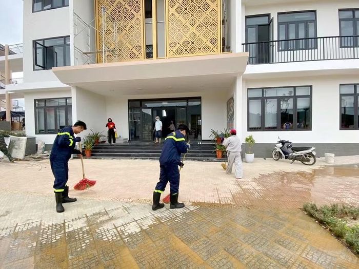 Bùn đất, bụi bặm được dọn ở từng khu vực.