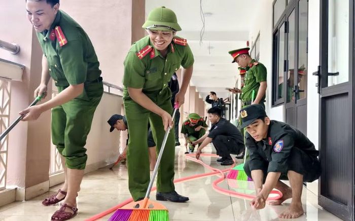 Chùi các dãy hành lang phòng học.