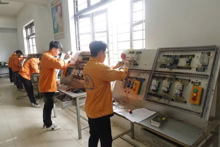 Sinh viên Trường CĐ Kỹ thuật – Công nghệ Vĩnh Phúc trong giờ thực hành.