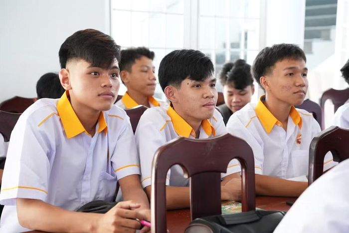 Tân học viên, sinh viên được gặp gỡ giáo viên chủ nhiệm và làm quen với lớp.