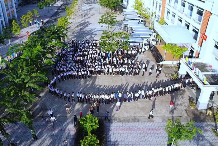 Hơn 700 tân học viên trình độ Trung cấp đến làm thủ tục nhập học.