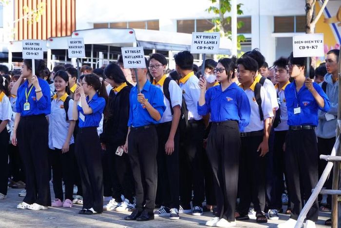 Nhiều tân học viên, sinh viên có mặt tại khuôn viên cơ sở 425 Mạc Cửu của Trường Cao đẳng Kiên Giang.
