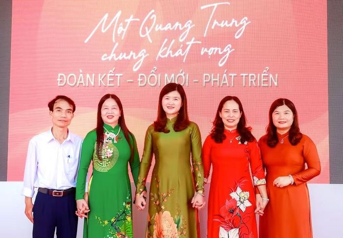 Ban Giám hiệu Trường THCS Quang Trung (phường Phố Hiến) sau sáp nhập.