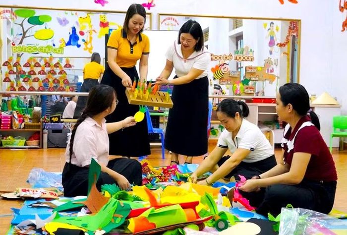 Cô Bùi Thị Hiền cùng các giáo viên Trường Mầm non Thụy Anh trang trí lớp học, đồ chơi chuẩn bị cho năm học mới.