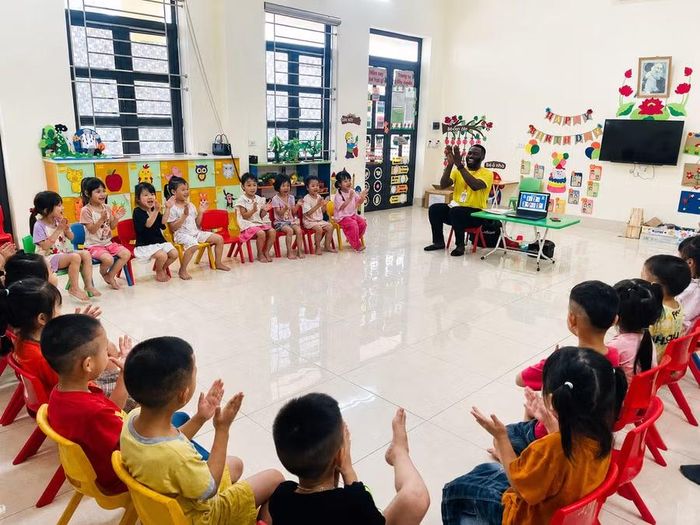 Giờ học tiếng Anh của trẻ tại Trường Mầm non Hồng Quang (xã Ý Yên).