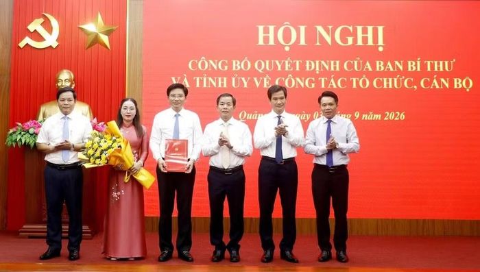Lãnh đạo tỉnh trao quyết định và chúc mừng cán bộ Ban Tuyên giáo Tỉnh uỷ.
