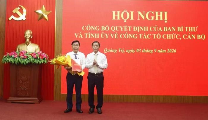 Ban Bí thư quyết định chuẩn y ông Phạm Quang Long, Trưởng ban Quản lý Khu Kinh tế tỉnh Quảng Trị tham gia Ban Thường vụ Tỉnh ủy Quảng Trị. (Ảnh: Ban Tuyên giáo Tỉnh ủy Quảng Trị)