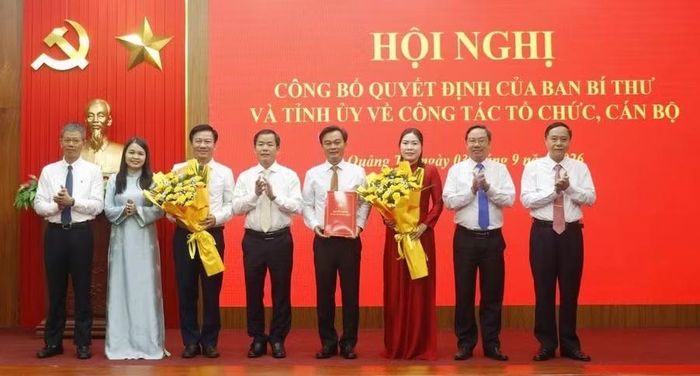 Bí thư Tỉnh ủy Quảng Trị trao quyết định và chúc mừng Ban Thường vụ Đảng ủy MTTQ, các đoàn thể tỉnh khóa I.