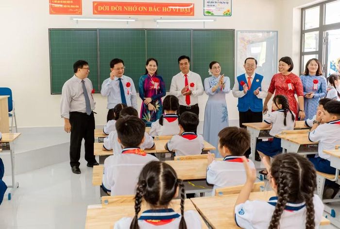 Lãnh đạo TPHCM thăm hỏi học sinh Trường Tiểu học Lại Hùng Cường trong ngày khánh thành. Ảnh: HT.