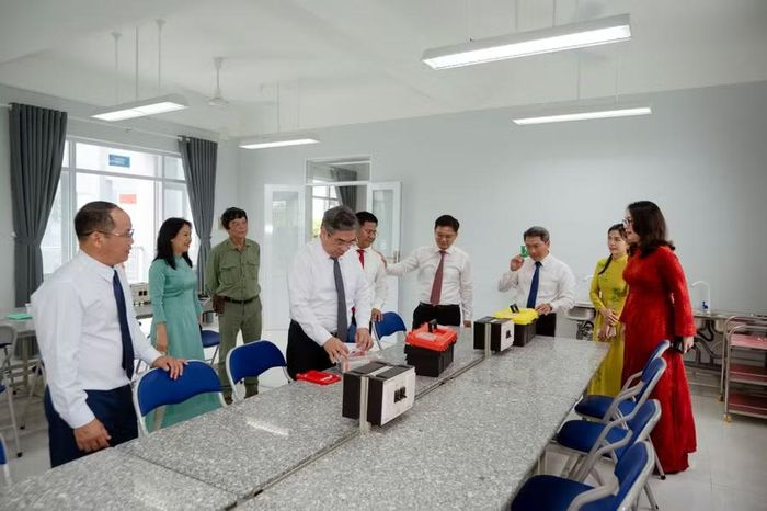 Lãnh đạo Thành uỷ, UBND TPHCM tham quan cơ sở vật chất Trường THPT Võ Nguyên Giáp trong ngày khánh thành. Ảnh: TA.