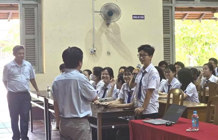 Học sinh đặt câu hỏi trong buổi tập huấn để sử dụng AI hiệu quả, không lệ thuộc.
