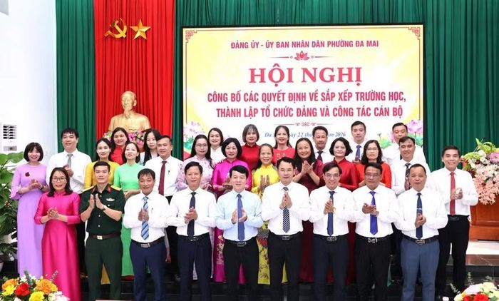 Lãnh đạo phường Đa Mai (tỉnh Bắc Ninh) trao quyết định và chúc mừng Ban Giám hiệu các nhà trường sau sắp xếp.