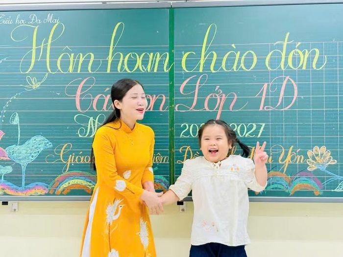 Cô và trò Trường Tiểu học Đa Mai.