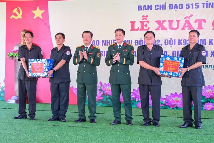 Bộ CHQS tỉnh An Giang trao quà cho Đội K92, K93.